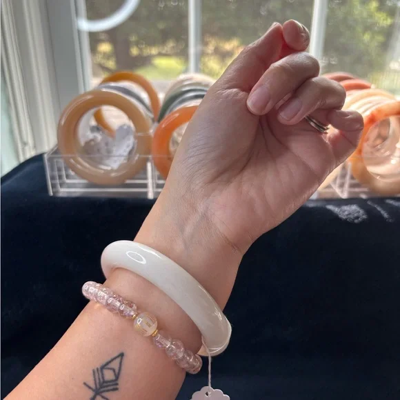 Shetai Jade Bangle - Picture 8 of 9